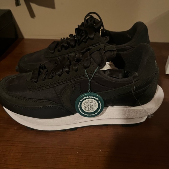 Nike, black sneakers, NWT - Picture 4 of 7